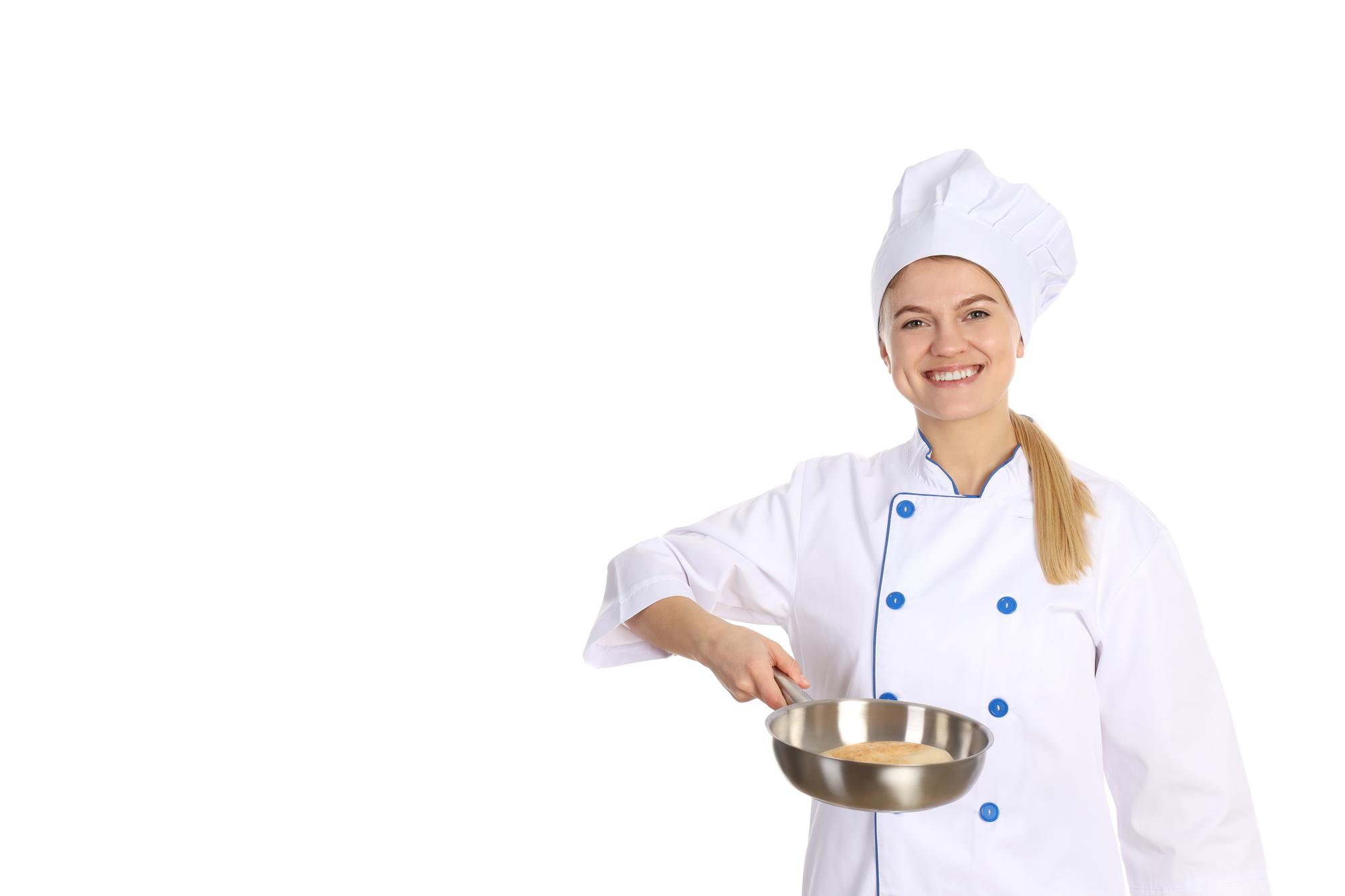 Chef giovane che cucina in cucina domestica con sorriso